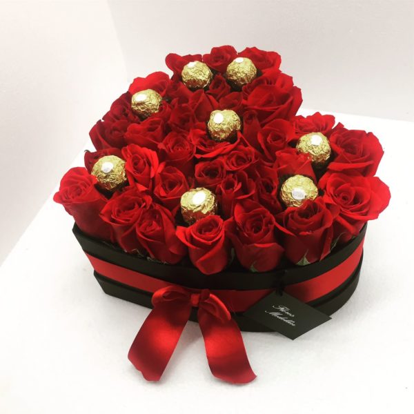 36 Rosas en Caja Corazn y 8 Bombones Ferrero Rocher 